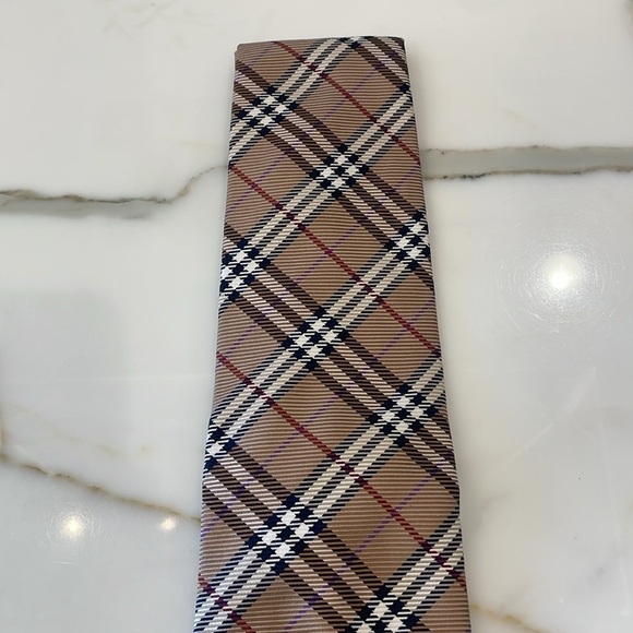 ⭐️Burberry Brown/Tan Plaid Design Tie—FABULOUS!!  New With Tags! - Picture 2 of 7